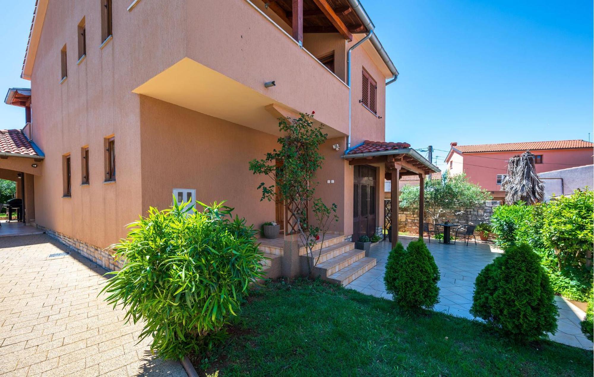 Stunning Apartment In Rovinj With Kitchen ภายนอก รูปภาพ