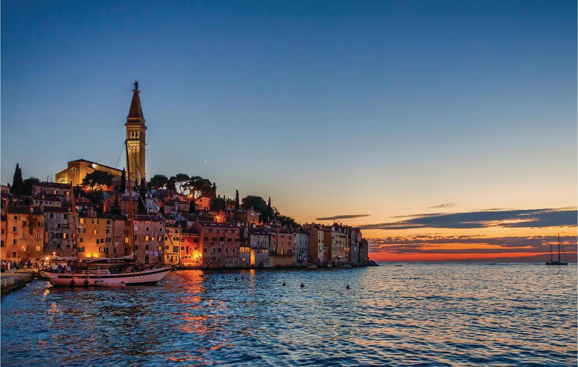 Stunning Apartment In Rovinj With Kitchen ภายนอก รูปภาพ